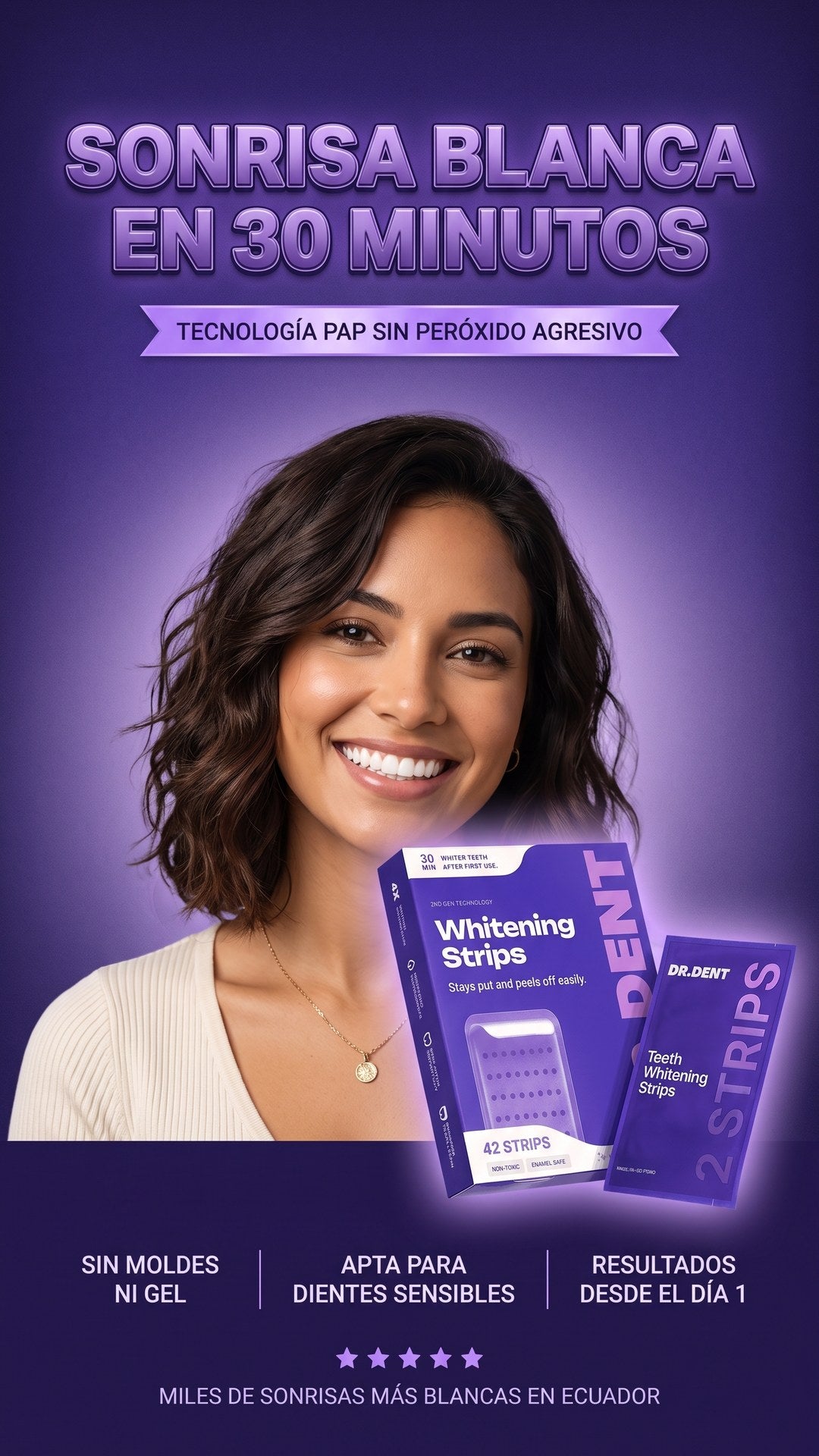 Mujer sonriendo con dientes blancos sosteniendo la caja de Dr. Dent Tiras Blanqueadoras Violeta
