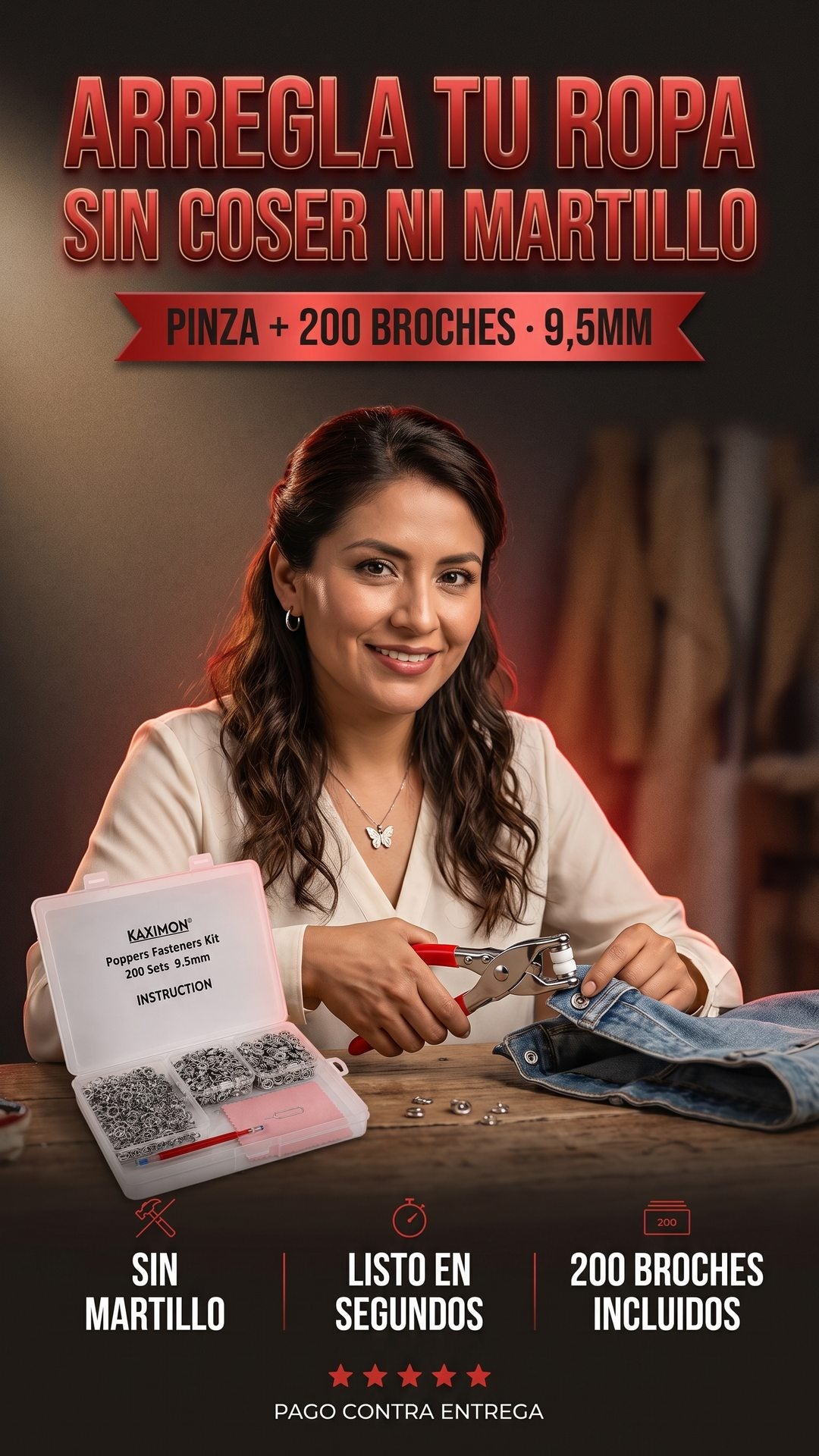 Mujer sonriendo mientras usa la pinza roja FixSnap para poner un broche metálico en un jean, junto al kit KAXIMON de 200 broches