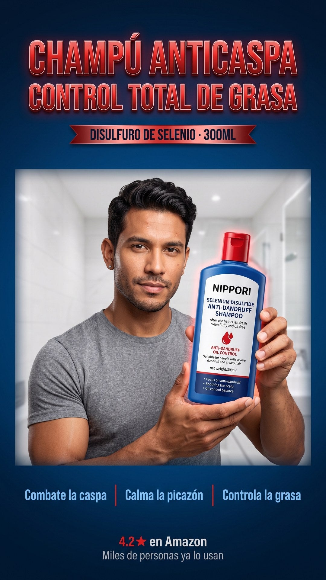 Hombre sonriente sosteniendo el champú anticaspa NIPPORI de 300ml con disulfuro de selenio, botella azul con tapa roja